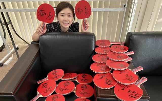底妆 福原爱晒近照，离婚后生活惬意，户外烧烤，DIY美甲停不下来