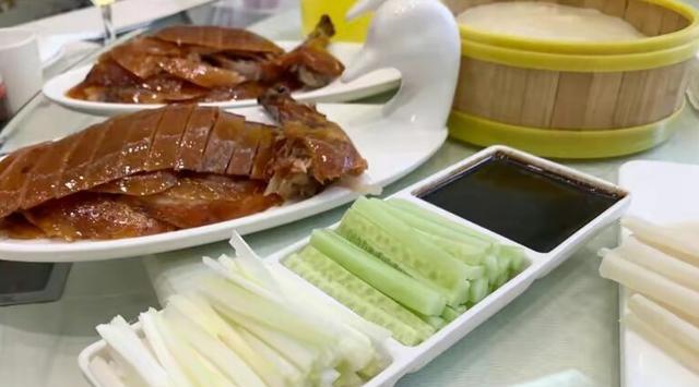 女子带弟妹组团相亲,点了一桌喜欢吃的菜,菜上桌,男子径直走了