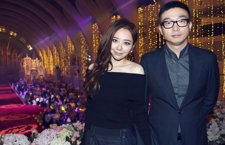 张靓颖|张靓颖离婚净身出户，被前夫卷走6亿，与其曾相爱15年