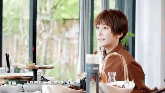 黑丰息|因不给妹妹让座,她被父母扔下高速:亲情从来不是“让”出来的!