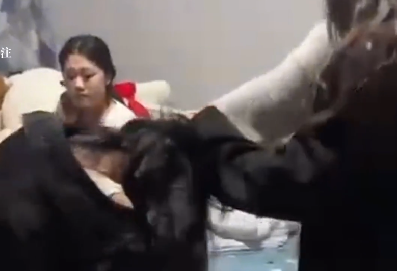 太猖狂!女子在宿舍内遭多名同龄女子殴打被逼下跪,警方回应了