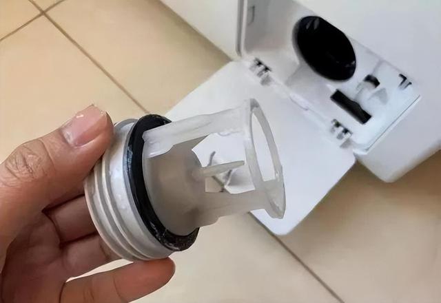 洗衣机有个“隐藏开关”,只要一打开,脏水哗哗流,多数人都不懂