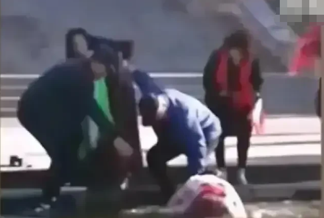 大妈湖边跳舞过于陶醉最后转到湖里,身挽白纱,像酒醉的胖蝴蝶