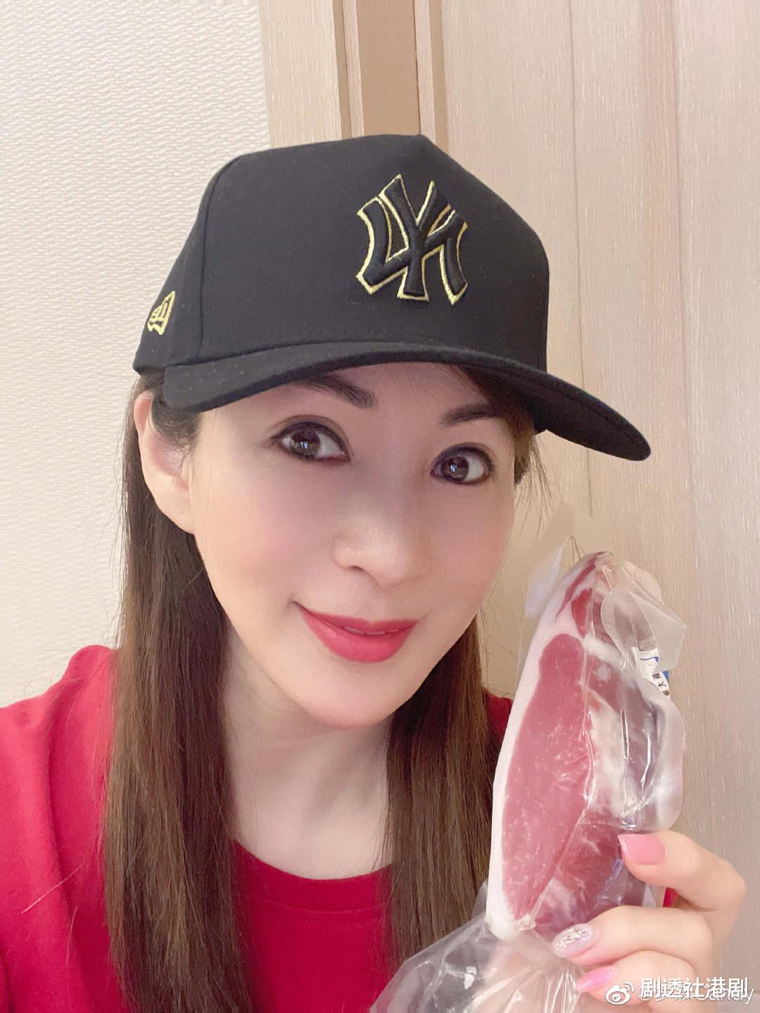 罗霖|56岁亚姐冠军晒与两子合照，美魔女冻龄有术，儿子被赞星味足