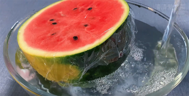 按摩|剩一半的西瓜不要放冰箱了,瓜农:教你一招,西瓜放5天都不坏