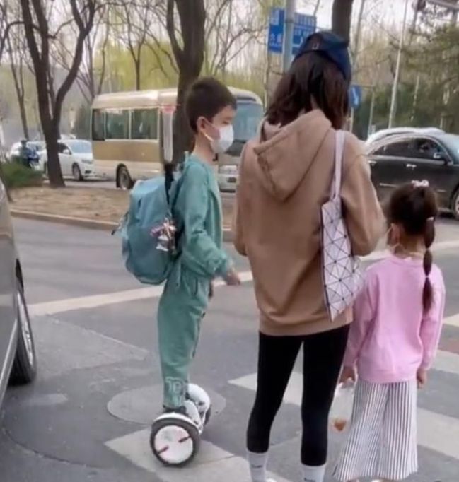 桥本奈奈未|环球影城偶遇霍思燕一家，嗯哼变化大被赞帅气，妹妹疑似也在现场