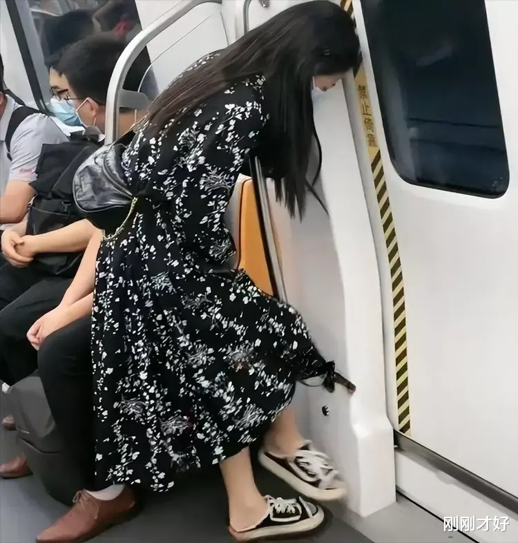 女子坐地铁“内急”,靠着柱子直跺脚,路人加油:还有两分钟到站