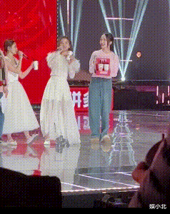 杨幂|湖南台跨年晚会:杨幂去油失败,金晨脚滑险摔跤,Twins疑似假喝