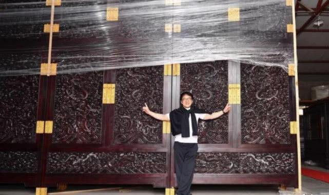 成龙|身家数十亿的成龙,到“唐僧”家工厂做客看上一套衣柜,一问价格吓一跳