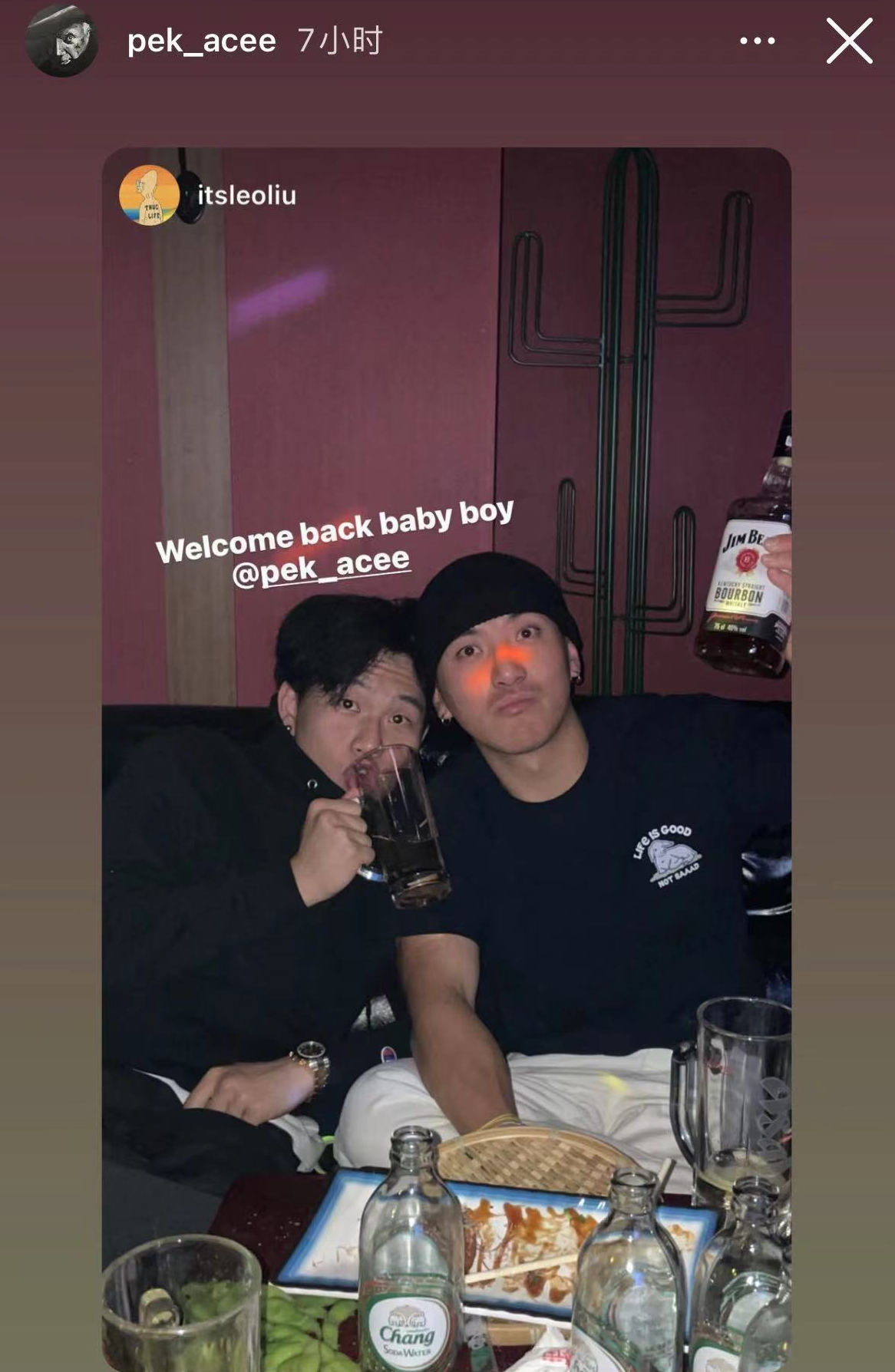 陈坤|陈坤20岁儿子放假回国!戴金表打扮帅气神态像爸,直奔酒吧喝不停