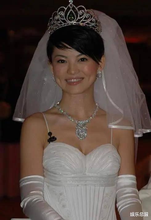 郭晶晶|一个参加晚宴穿6年前礼服，一个用2克拉钻石敷脸豪门的差距有多大