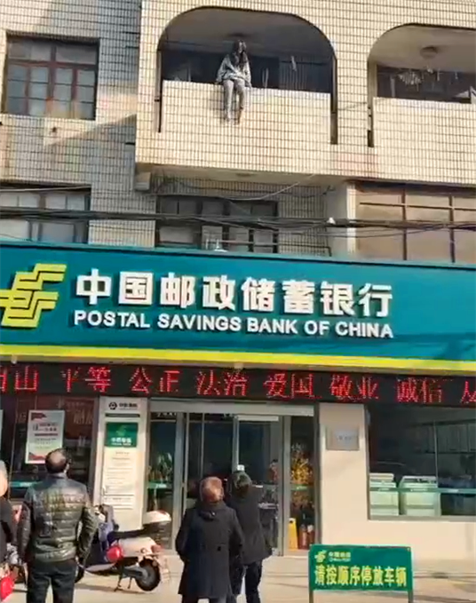 江苏一女生坠楼,男子飞身救人当垫子还是无意摔倒?别让好人寒心