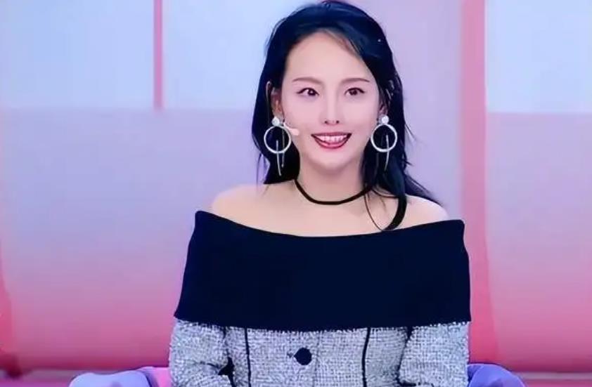 张嘉倪|张嘉倪官宣离婚后首现身，与人合影提不起精神，强颜欢笑闷闷不乐