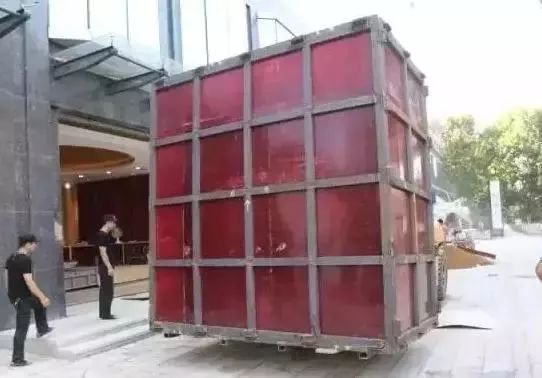 翡翠|土豪楼主请来镇楼之宝，里外包裹3层，全程保安押送，里面竟然是…