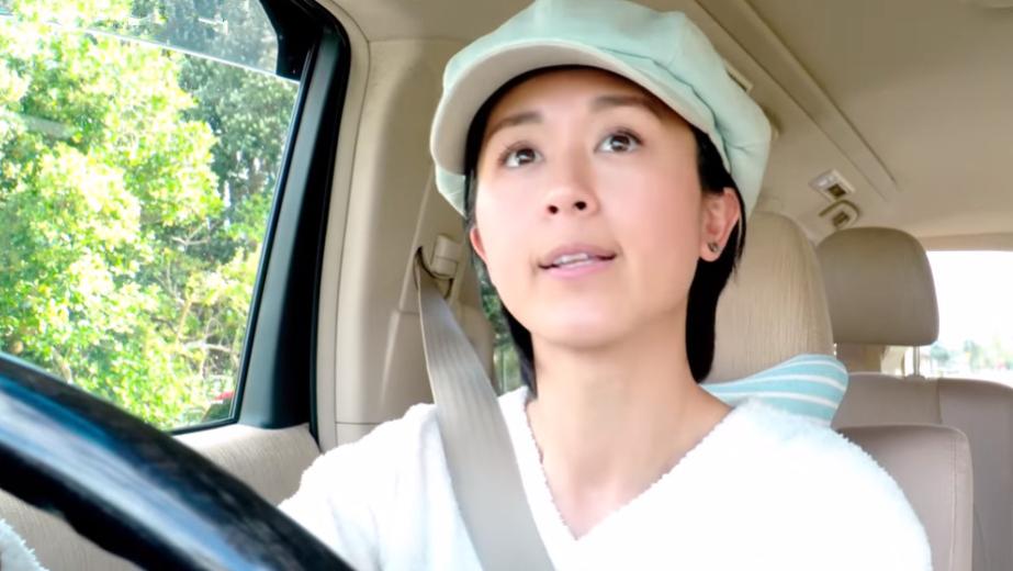 唐宁|知名女星唐宁移民国外！赏樱花睡草地很惬意，40岁离异独自带俩娃