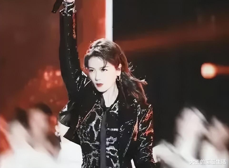 |刘涛一改往日贤淑风格，穿豹纹裙冷艳娇俏，44岁她想任性活一次了