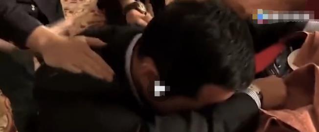 黄晓明|黄晓明离婚后拍戏泪崩,哭声撕心裂肺需安慰,网友:想baby了?