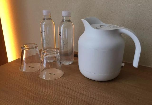 酒店房间里的矿泉水隐藏着什么秘密?除了矿泉水,还应注意什么?