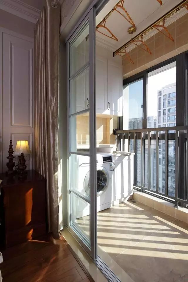 房子小,东西多,阳台做个柜子好用多了