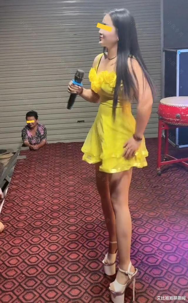 女子穿着20公分的高跟鞋,卖力唱跳险些摔倒,围观群众哈哈大笑