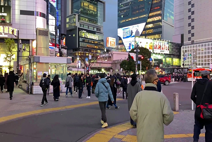 广东省|东京街道宽敞干净，商店比比皆是，大城市就是不一样