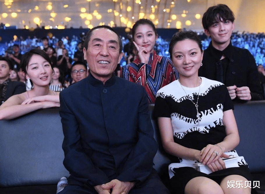 张艺谋|张艺谋71岁庆生照曝光，高领打底衫巧遮颈纹，拿筷子姿势引热议