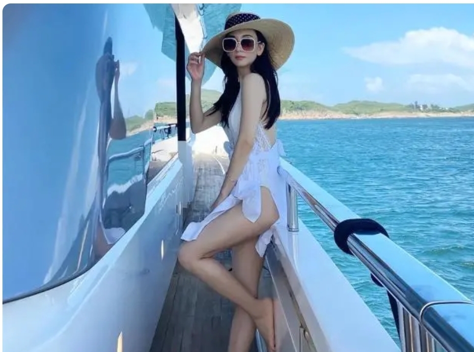 阿娇|“天王嫂”方媛晒出近照,身材优越,仙气十足