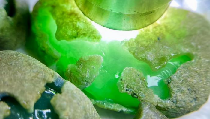 翡翠|关于翡翠原石：这个场面口的颜色太浓郁了，一定不要入手！