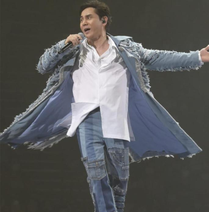 周慧敏|周慧敏现身演唱会！54岁穿露背装大秀身材，网友：我还想娶她