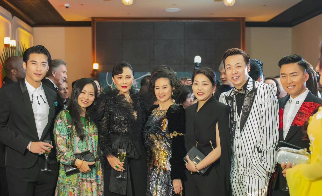 何超琼|刘嘉玲把自己打扮成贵妇,却被何超琼抢了风头,不愧是最美千金!