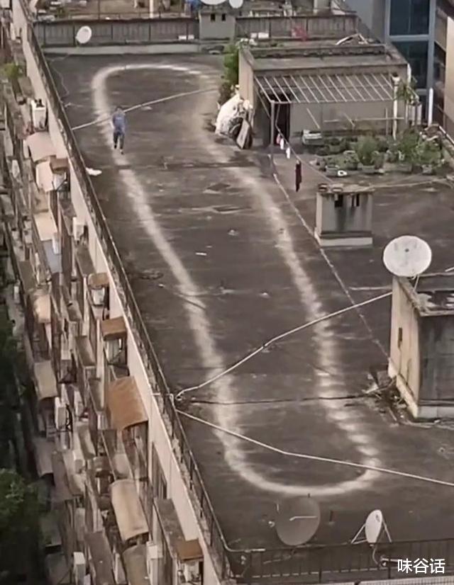 转圈大王?四川一男子经常在楼顶散步,居然走出一条“跑道”