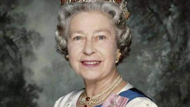 英国女王年轻时有多迷人？丈夫不准她独自出门，放弃王位伴她左右