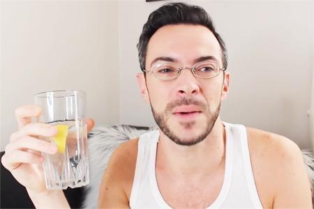 肠胃 男子做出挑战,每天只喝水,坚持一周看体重变化,前后对比显著!