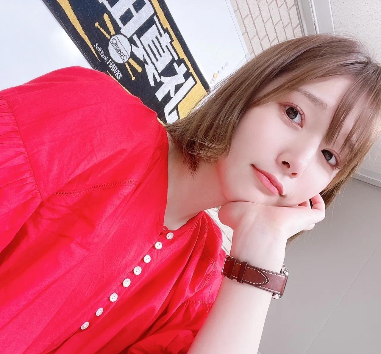 医美 内田真礼清新日系穿搭自拍，淡妆短发翘舌尖