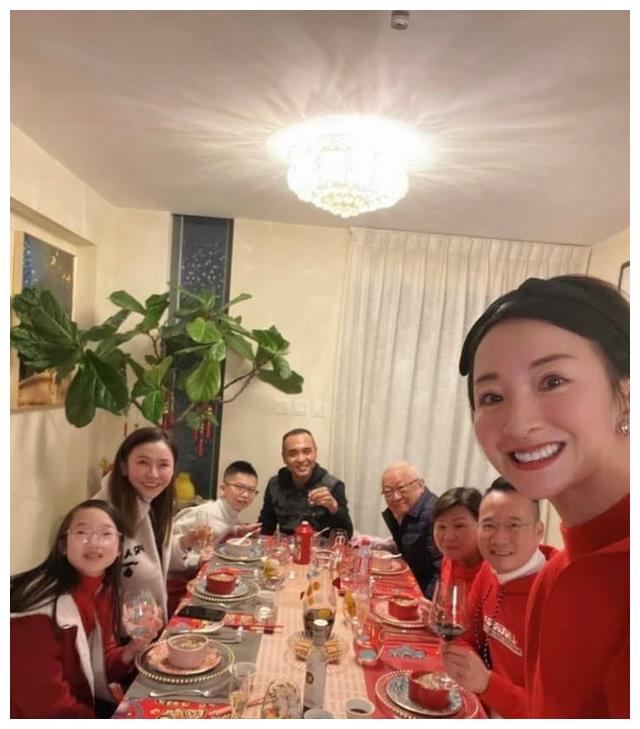 她是1989年港姐季军，2次遇人不淑，45岁嫁内地富豪，有冻龄美貌