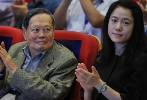 杨振宁|100岁杨振宁与翁帆母亲合影，独坐C位气场足，对岳母称呼引争议