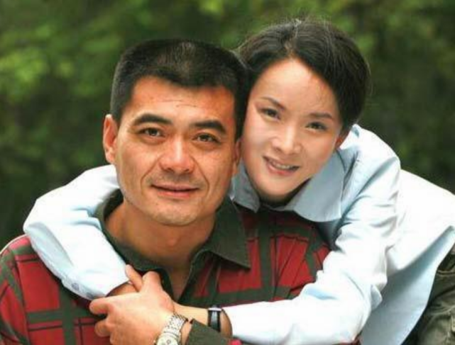 王新军|王新军让前妻过丧偶式婚姻，二婚却把秦海璐宠上天，唐静究竟差哪