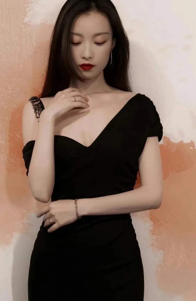 倪妮|曝演员倪妮疑似轧戏，拍戏途中离组拍电影，一心二用被吐槽不敬业