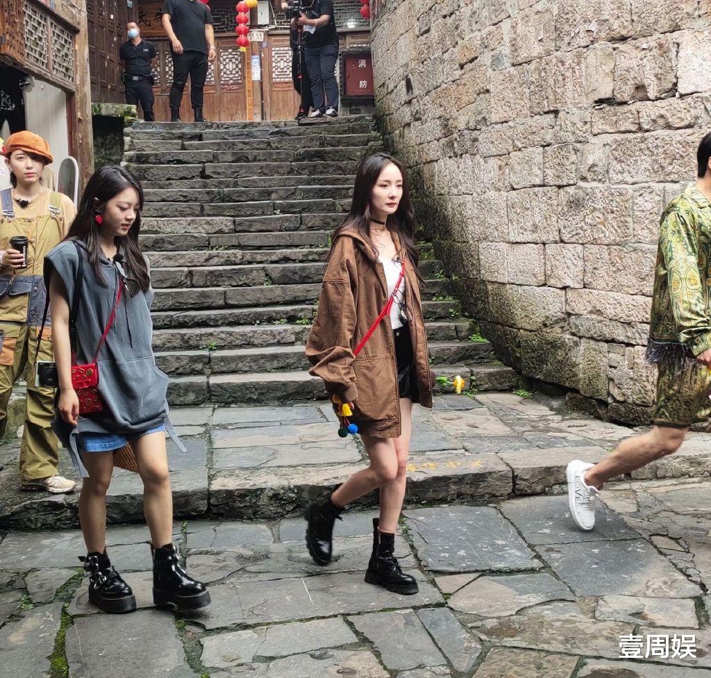 杨幂|35岁杨幂近照曝光,大长腿瘦成竹竿,网友:卸了妆不如普通人!