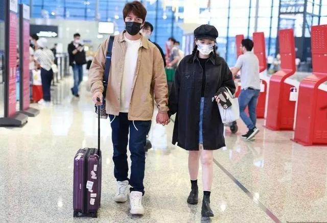 陈乔恩|陈乔恩和老公机场牵手秀恩爱，小九岁老公穿卡其色外套，帅气有型