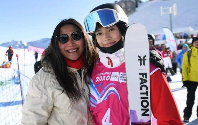 谷爱凌|谷爱凌两金一银创造历史,看了采访才知道,奶奶是她的幕后大BOSS