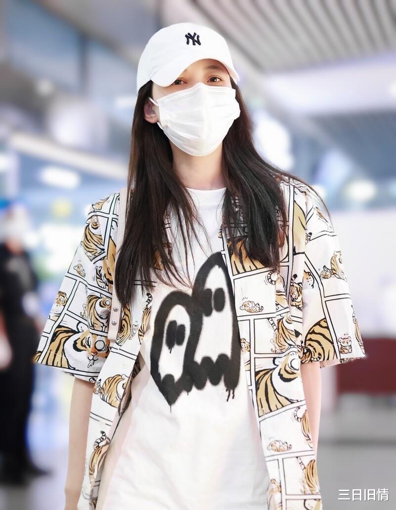 孙怡|孙怡印花短衬搭短裤现身机场，秀美腿身材好