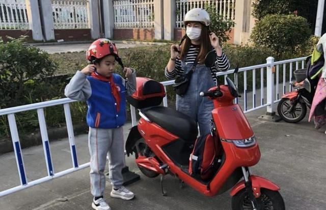 3岁女童商场走失求助,当广播喊出爸爸名字时,全商场沸腾了