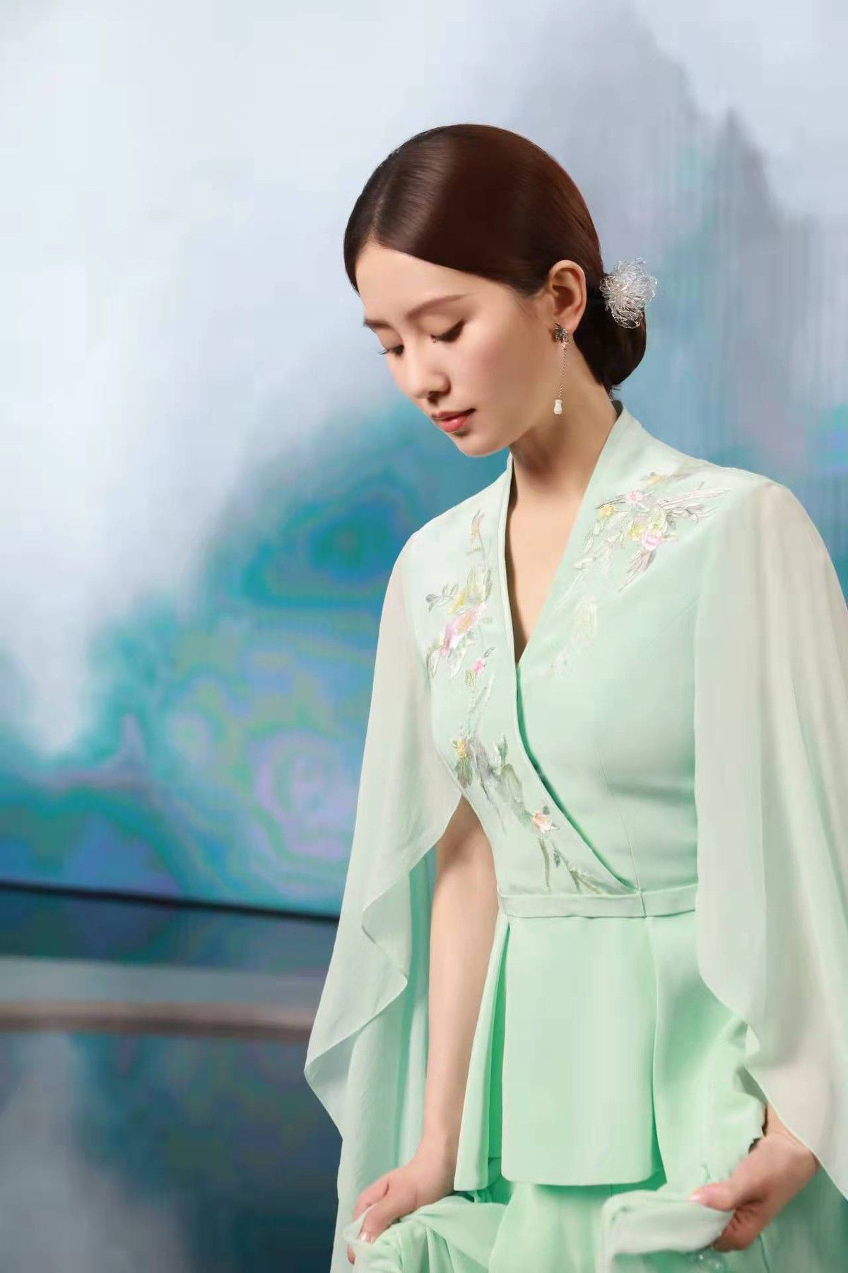 刘诗诗|刘诗诗这早春look堪称天花板，穿成淡雅古典气质小女人，值得借鉴