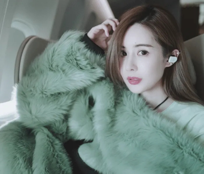 秦奋|“小杨幂”韦雪：一心攀豪门获利九个亿，王思聪却骂她是地摊货