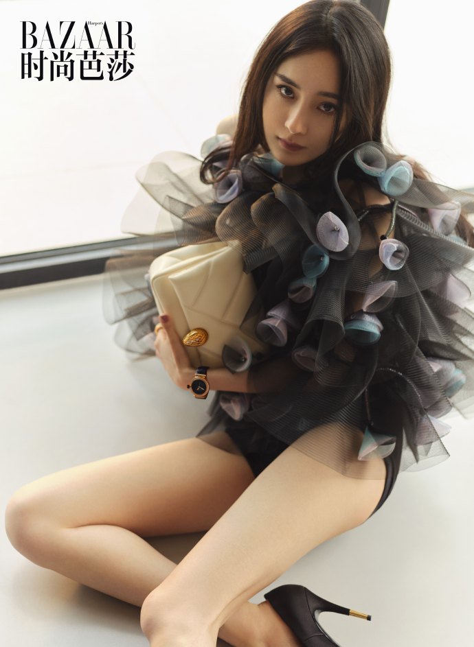 杨幂|杨幂不穿黑丝反而更美了！腿又长又细，堪称“玉腿”