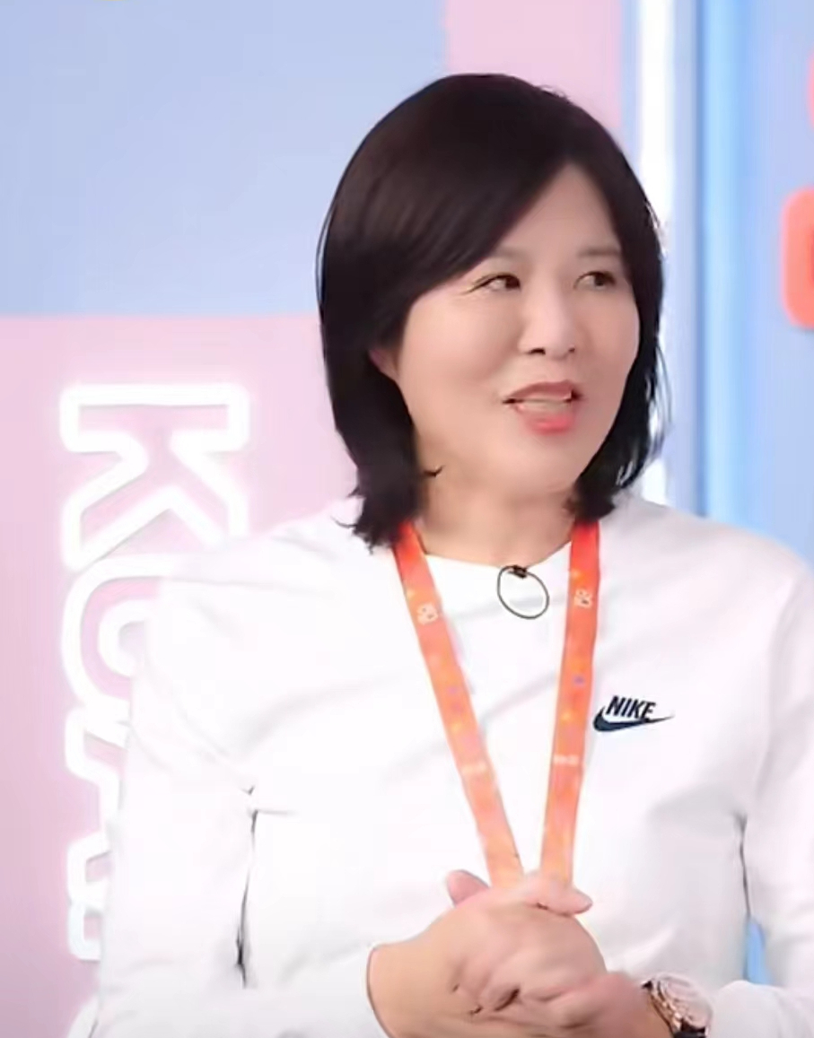 郎平|62岁郎平公开亮相！迷恋钓鱼与坚持健身，一头黑发+化淡妆状态佳