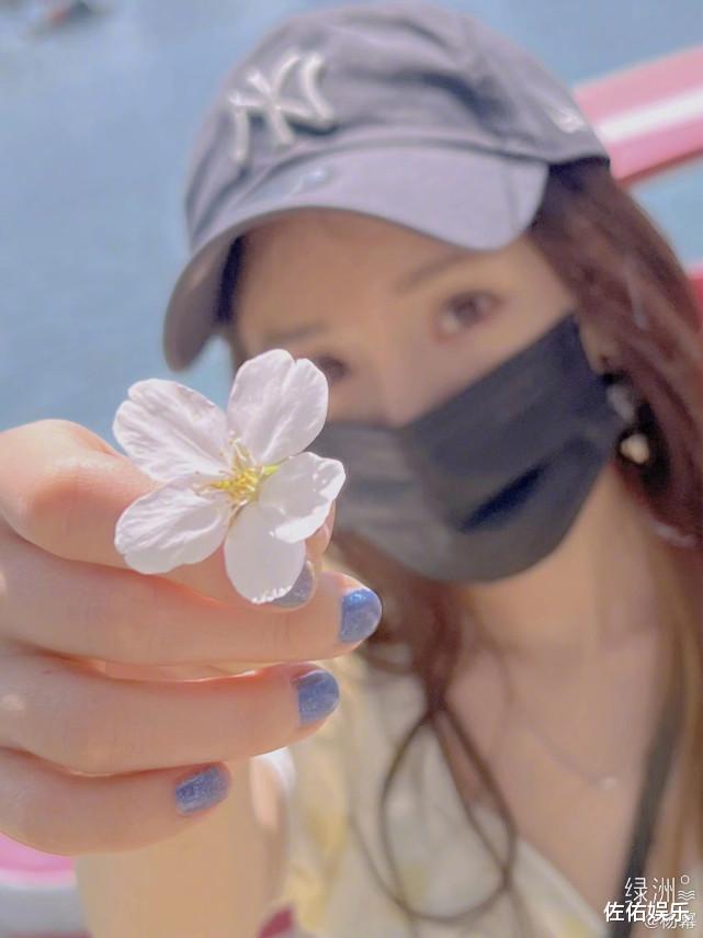 杨幂|杨幂分享春游美照，穿搭时尚美如少女，玫瑰金手表显壕气