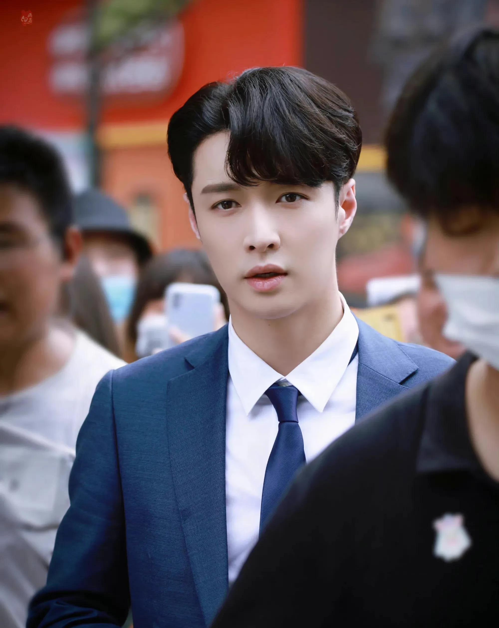 朱一龙|男明星这种刘海才是最好看的！鹿晗肖战贵气十足，朱一龙太惊艳