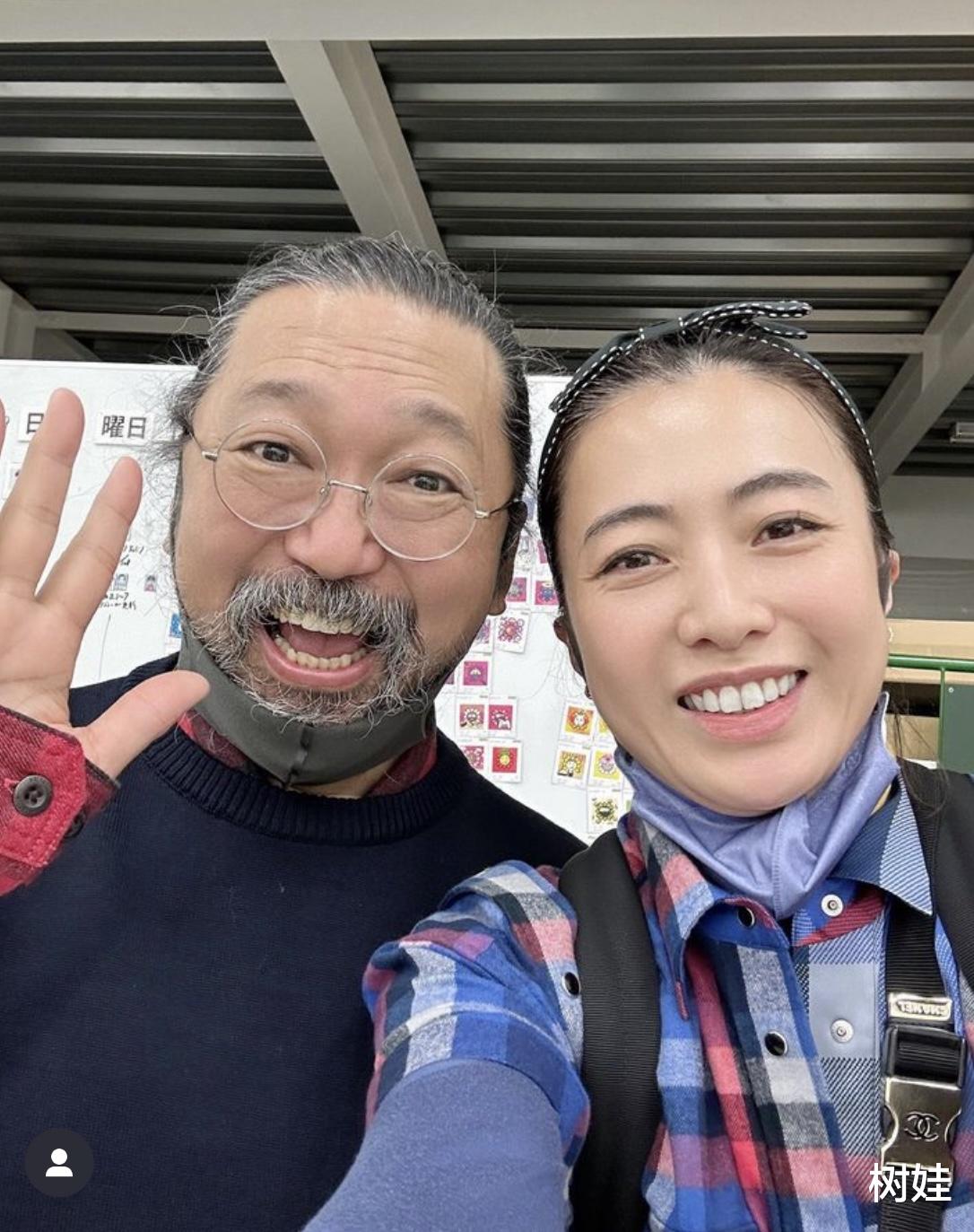 甘比|甘比到日本拜访村上隆,仨子女随行罕见同框,4岁小女儿可爱抢镜